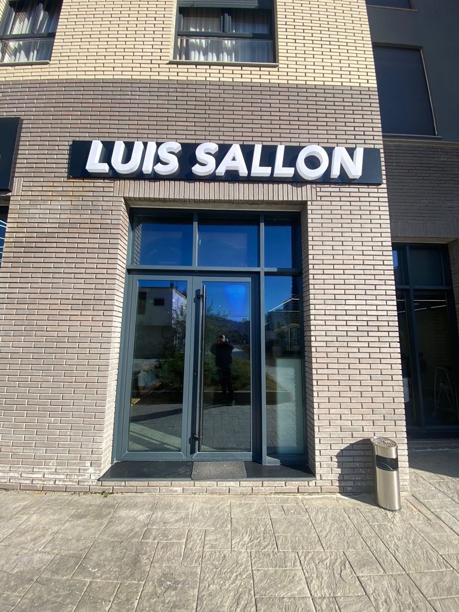 Hyrja e Luis Sallon me tabelën e bardhë